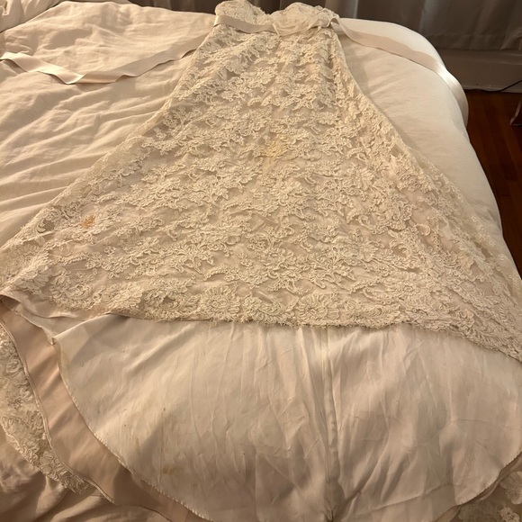 Timeless lace a line wedding dress with keyhole back and plunging neckline - Picture 5 of 16